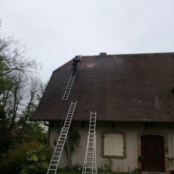 Nettoyage de toiture avec nacelle