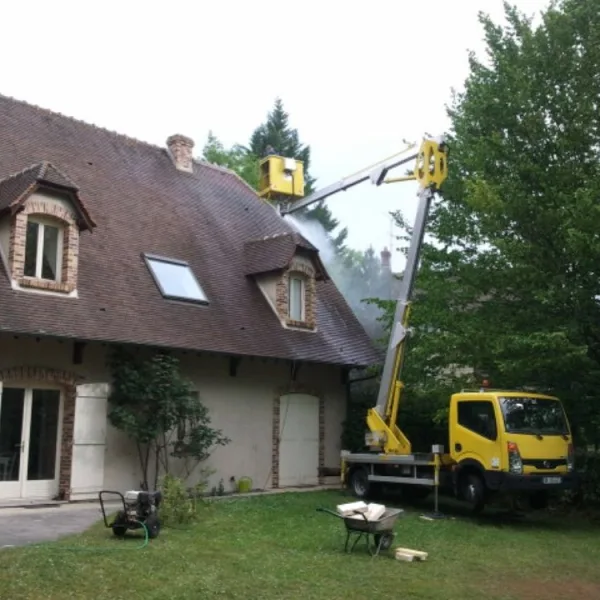 Nettoyage de toiture avec nacelle