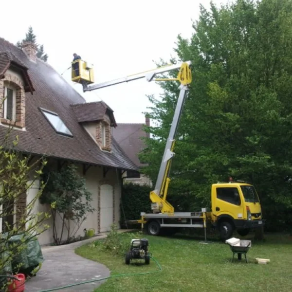 Nettoyage de toiture avec nacelle