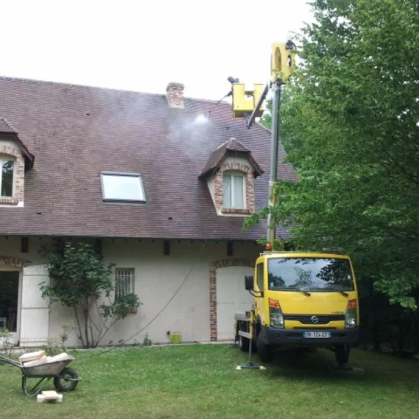 Nettoyage de toiture avec nacelle