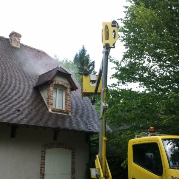 Nettoyage de toiture avec nacelle