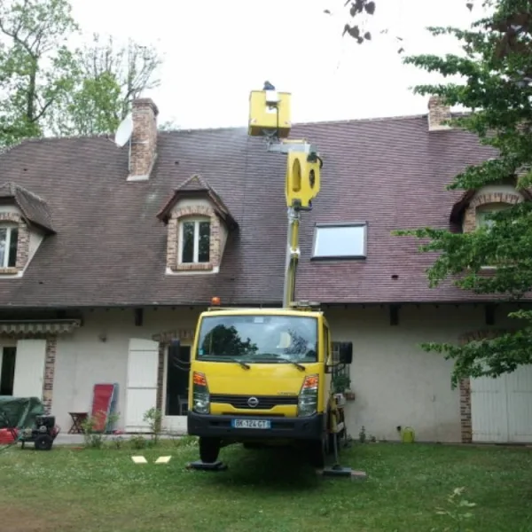 Nettoyage de toiture avec nacelle