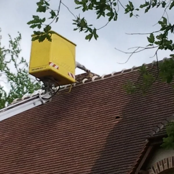 Nettoyage de toiture avec nacelle