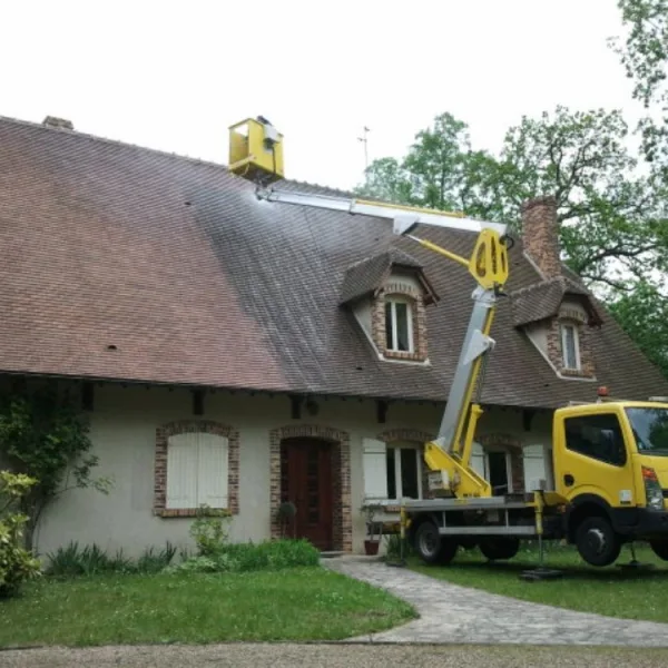 Nettoyage de toiture avec nacelle