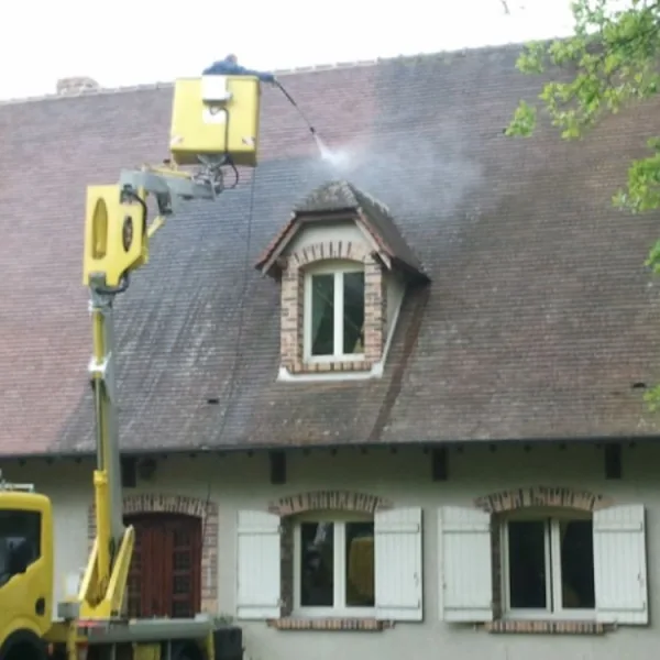 Nettoyage de toiture avec nacelle