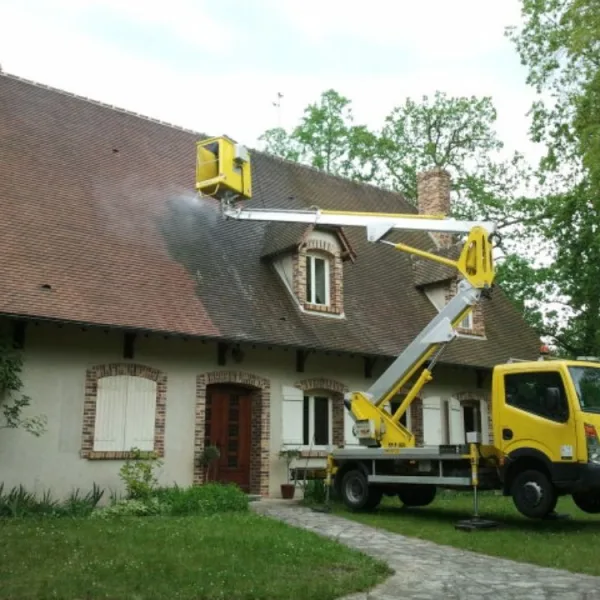 Nettoyage de toiture avec nacelle