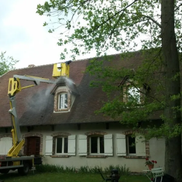 Nettoyage de toiture avec nacelle