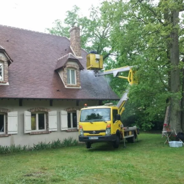 Nettoyage de toiture avec nacelle
