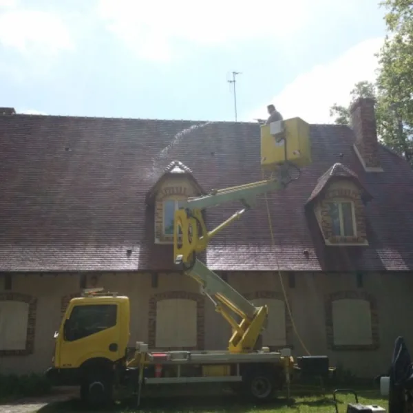 Nettoyage de toiture avec nacelle