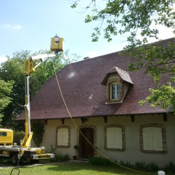 Nettoyage de toiture avec nacelle