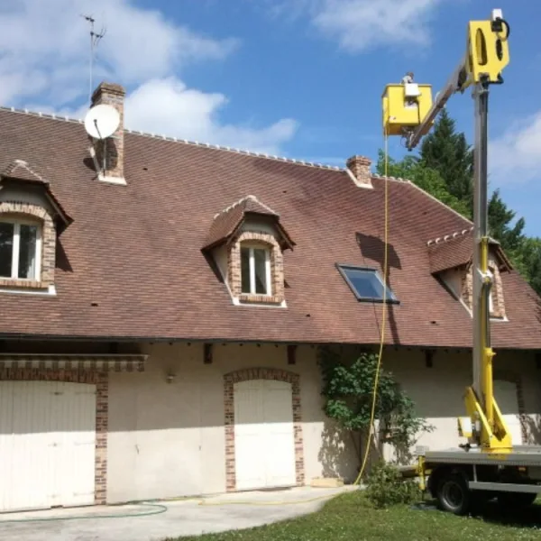 Nettoyage de toiture avec nacelle