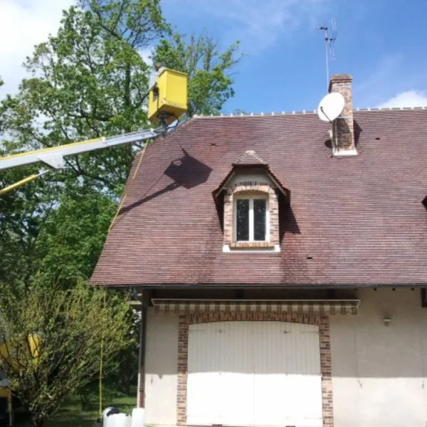 Nettoyage de toiture avec nacelle