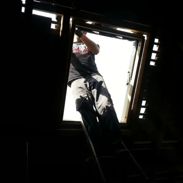Pose de fenêtre de toit
