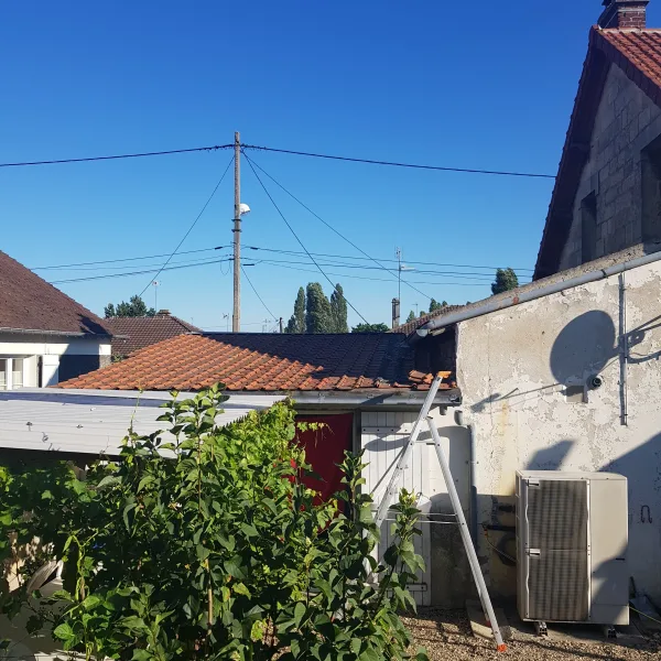 Toiture tôle et cheminée en zinc