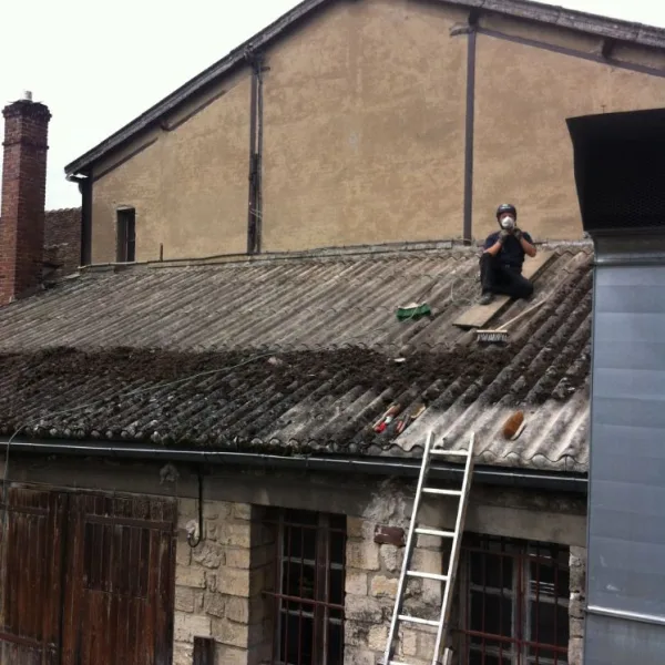 Nettoyage de toiture au balai-brosse métallique + réparation de toiture