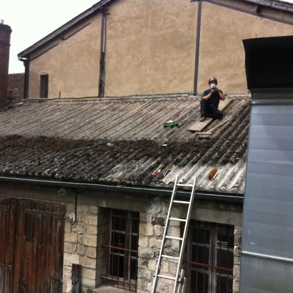Nettoyage de toiture au balai-brosse métallique + réparation de toiture