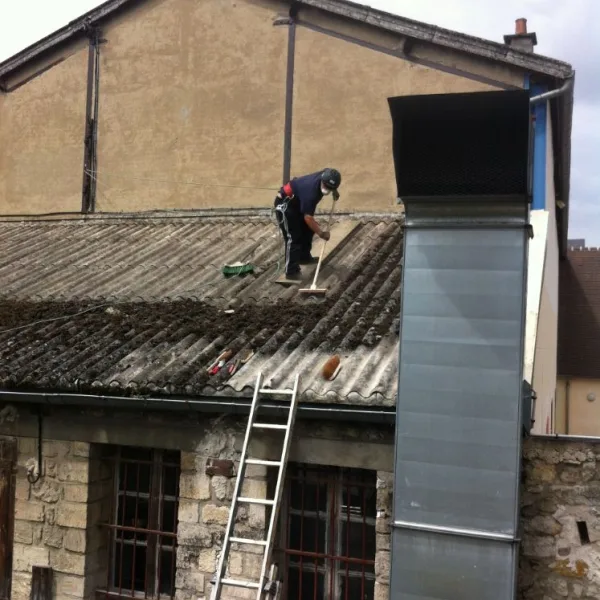 Nettoyage de toiture au balai-brosse métallique + réparation de toiture