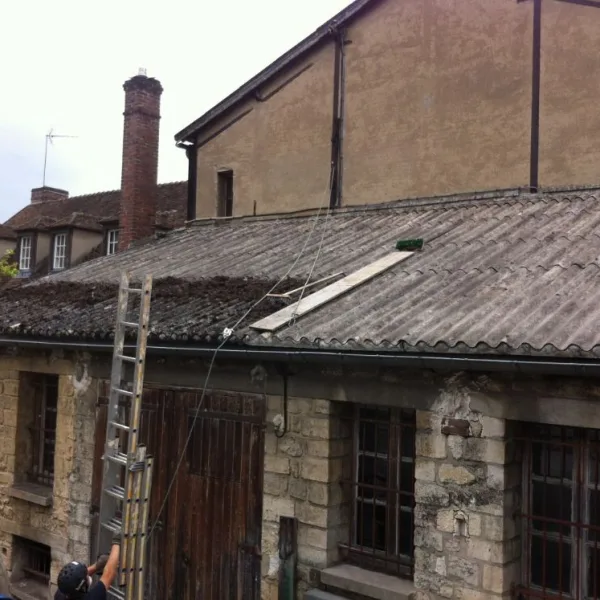 Nettoyage de toiture au balai-brosse métallique + réparation de toiture