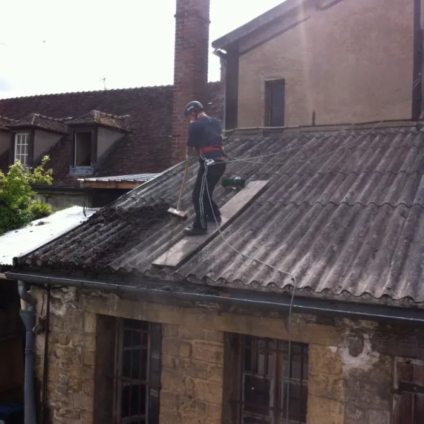 Nettoyage de toiture au balai-brosse métallique + réparation de toiture