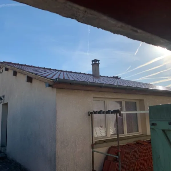 Toiture tôle et cheminée en zinc