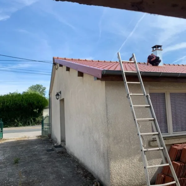 Toiture tôle et cheminée en zinc