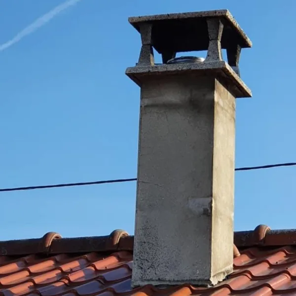 Toiture tôle et cheminée en zinc