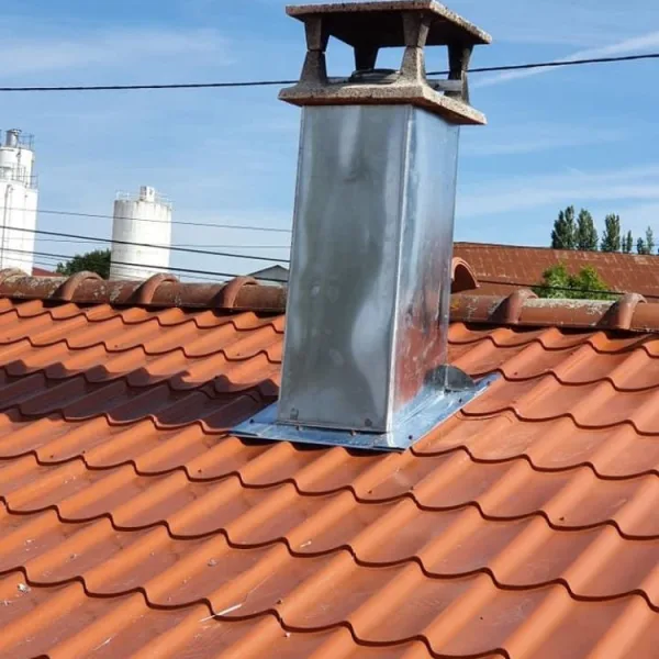Toiture tôle et cheminée en zinc